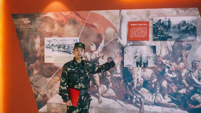 暖心小伙为街头执勤女警送上热奶茶，女警反应也很暖心！